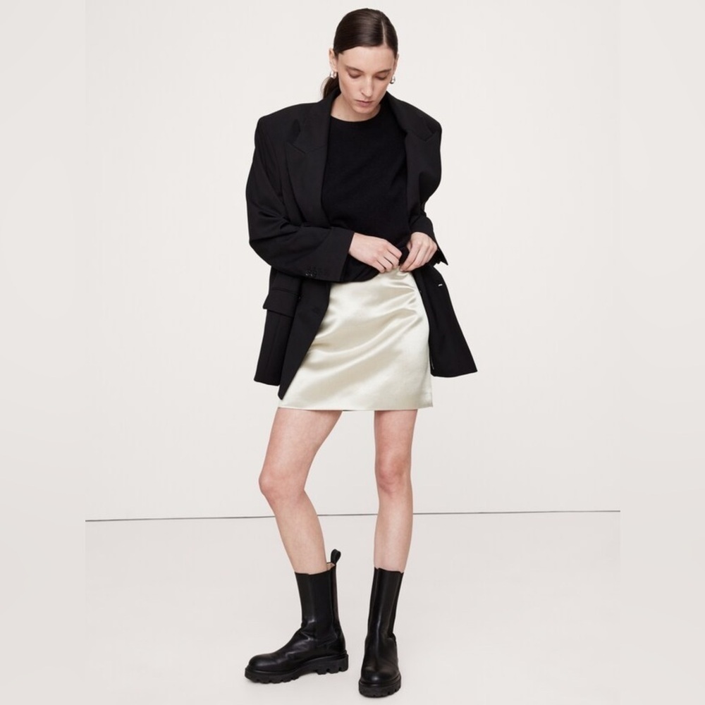 NWT Banana Republic Satin Mini Skirt Natural Stone Gray Size 20.